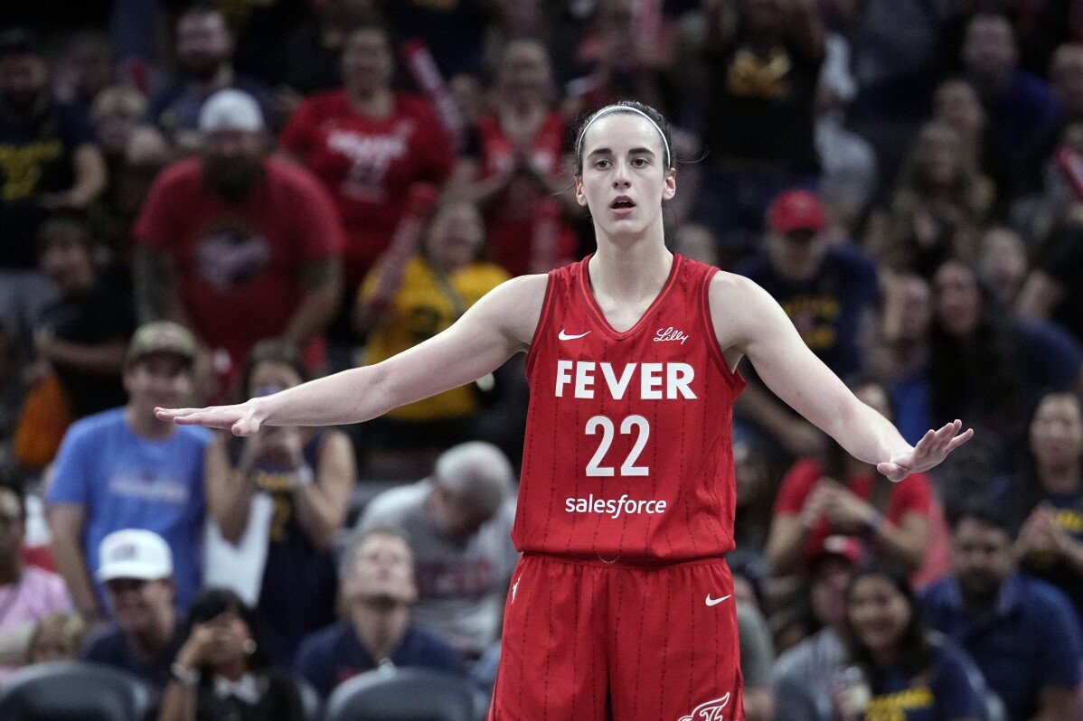 Caitlin Clark guida la Fever alla vittoria contro il Liberty 83-78 con il primo triple-double da parte di una debuttante nella WNBA